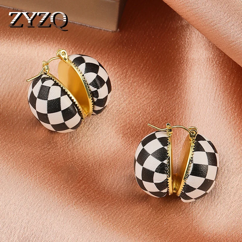 

Серьги-гвоздики ZYZQ в ретро-стиле женские, простые геометрические серьги в черную и белую клетку, Креативные украшения для вечеринок