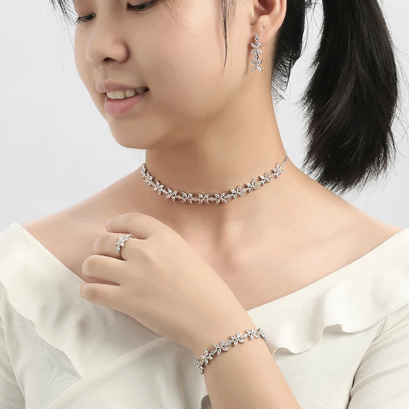 Комплект ювелирных изделий из колье серёг кольца и браслета | Украшения