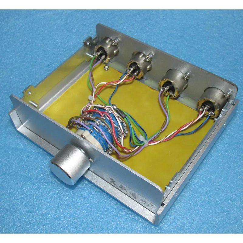 

Балансирующий вход, Балансирующий регулятор громкости вывода, используется для балансировки передней части и балансировки задней части