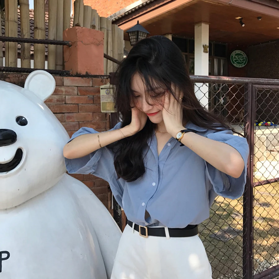 Рубашка женская белая облегающая с треугольным вырезом и длинным рукавом в