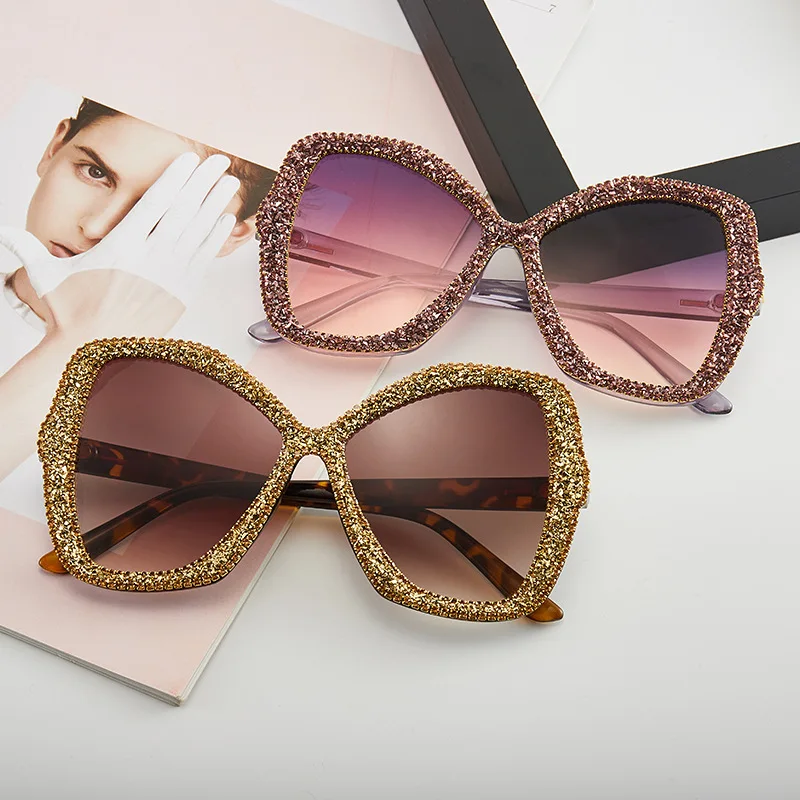 

Стильные Новые солнцезащитные очки в крупной оправе с инкрустированными бриллиантами женские блестящие солнцезащитные очки ручной работы...