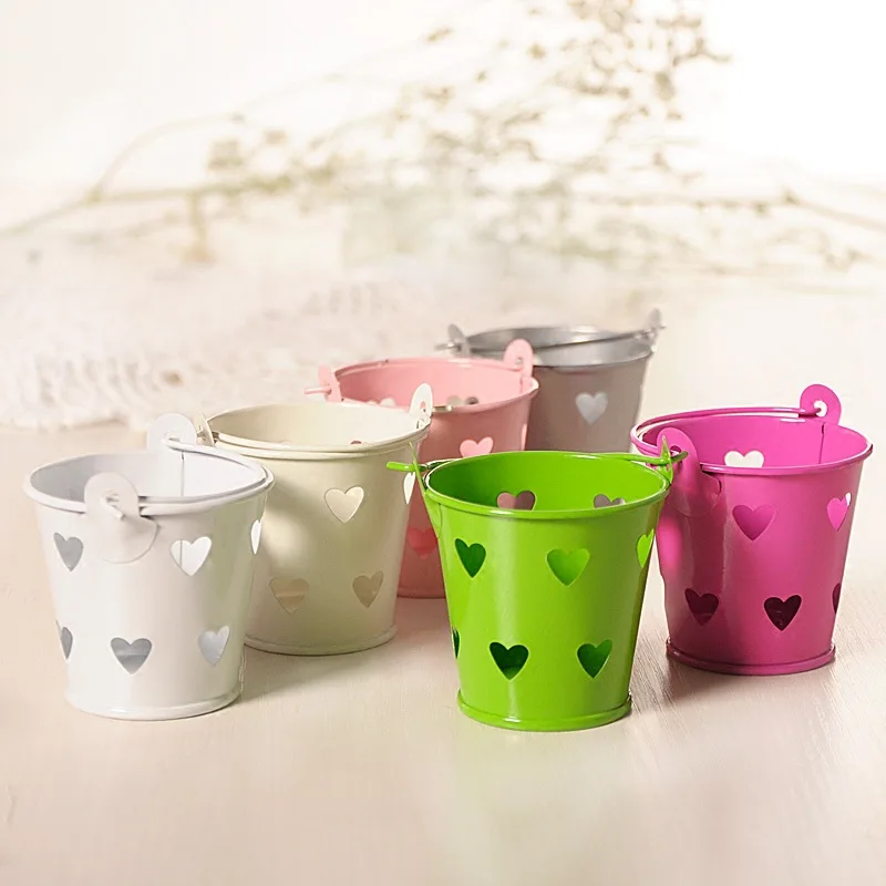 Металлический мини контейнер в форме сердца с вырезами красивый настольный