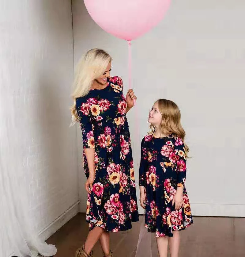 Модные платья для мамы и дочки Длинное семейное платье с цветочным рисунком