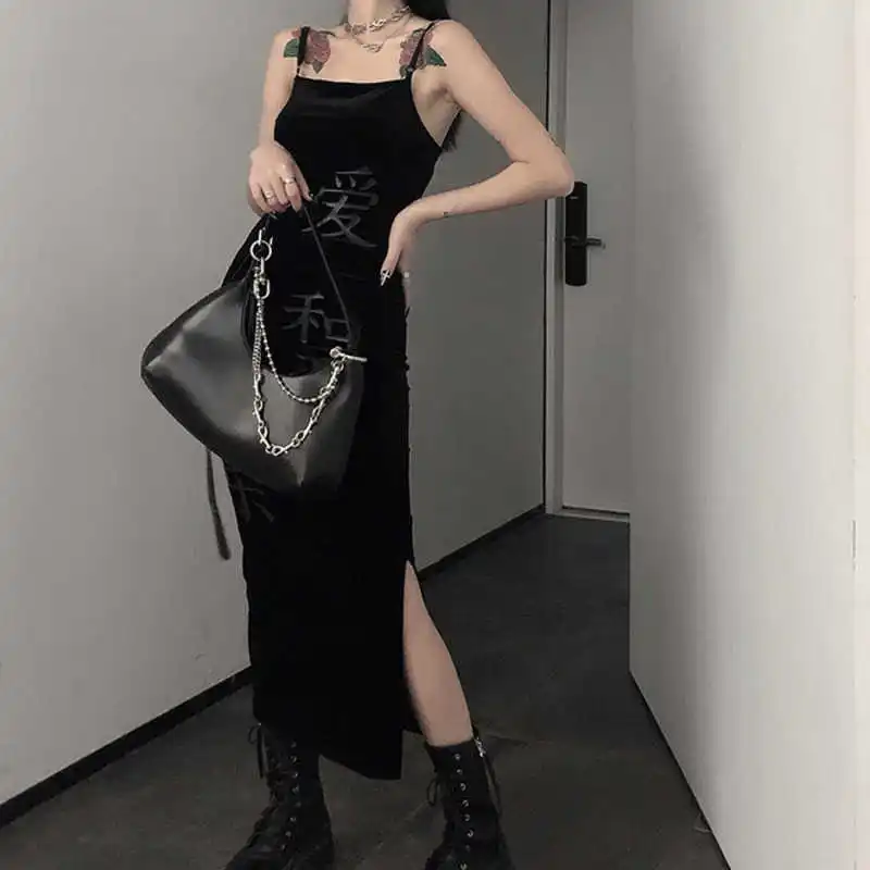 Готическое винтажное бархатное тонкое женское платье на тонких бретелях черное