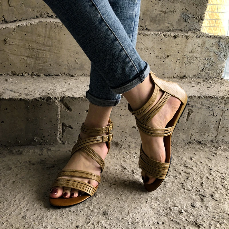 Пляжные женские сандалии летние модные удобные на низком каблуке и танкетке