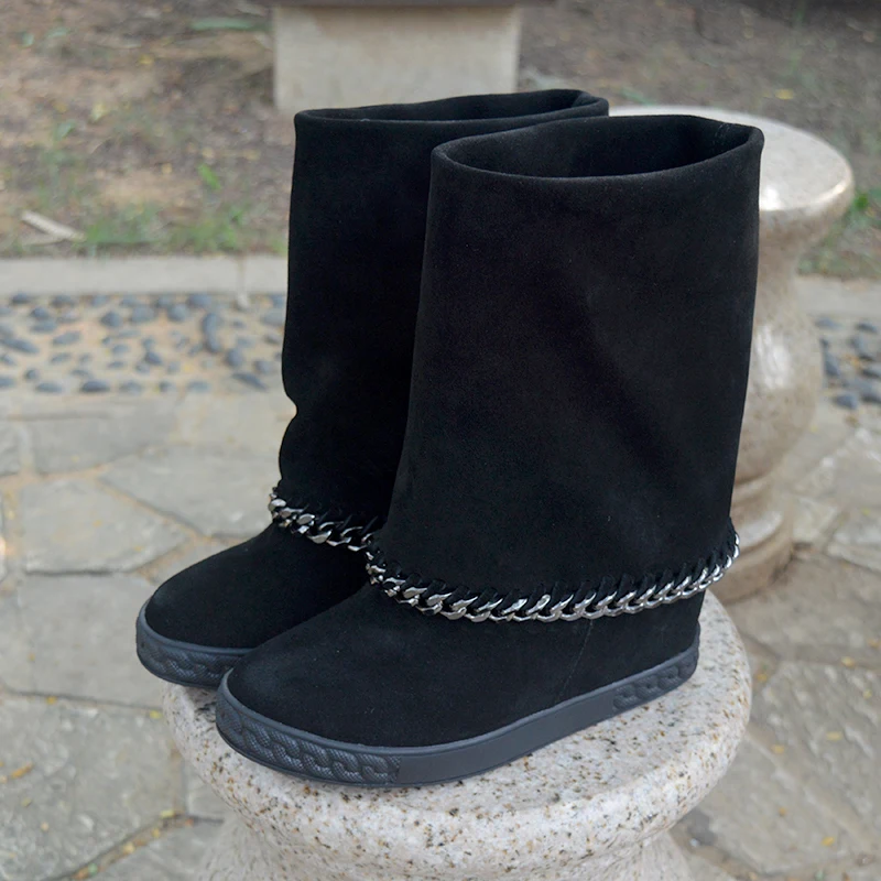 Женские ботинки с цепочкой на танкетке