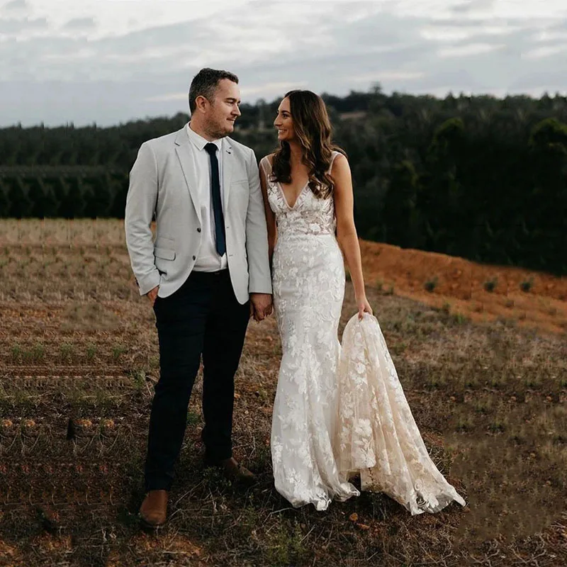 

2020 Latest Wholesale Lace Mermaid Bridal Wedding Gowns Plunge V Neckline Back Out Appliqued Wedding Dresses for Bride Elegant