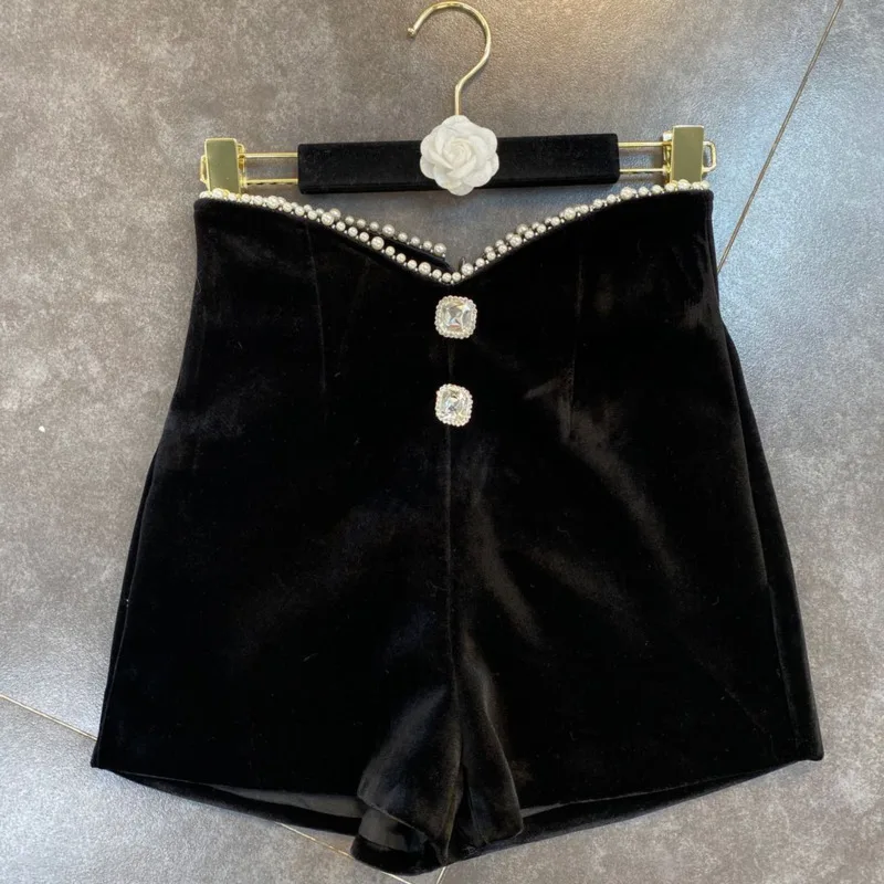 

2021 Autumn Winter Women New Fashion Pearl Irregular Edge Diamond Button Decoration High Waist Casual Velvet Shorts RD504