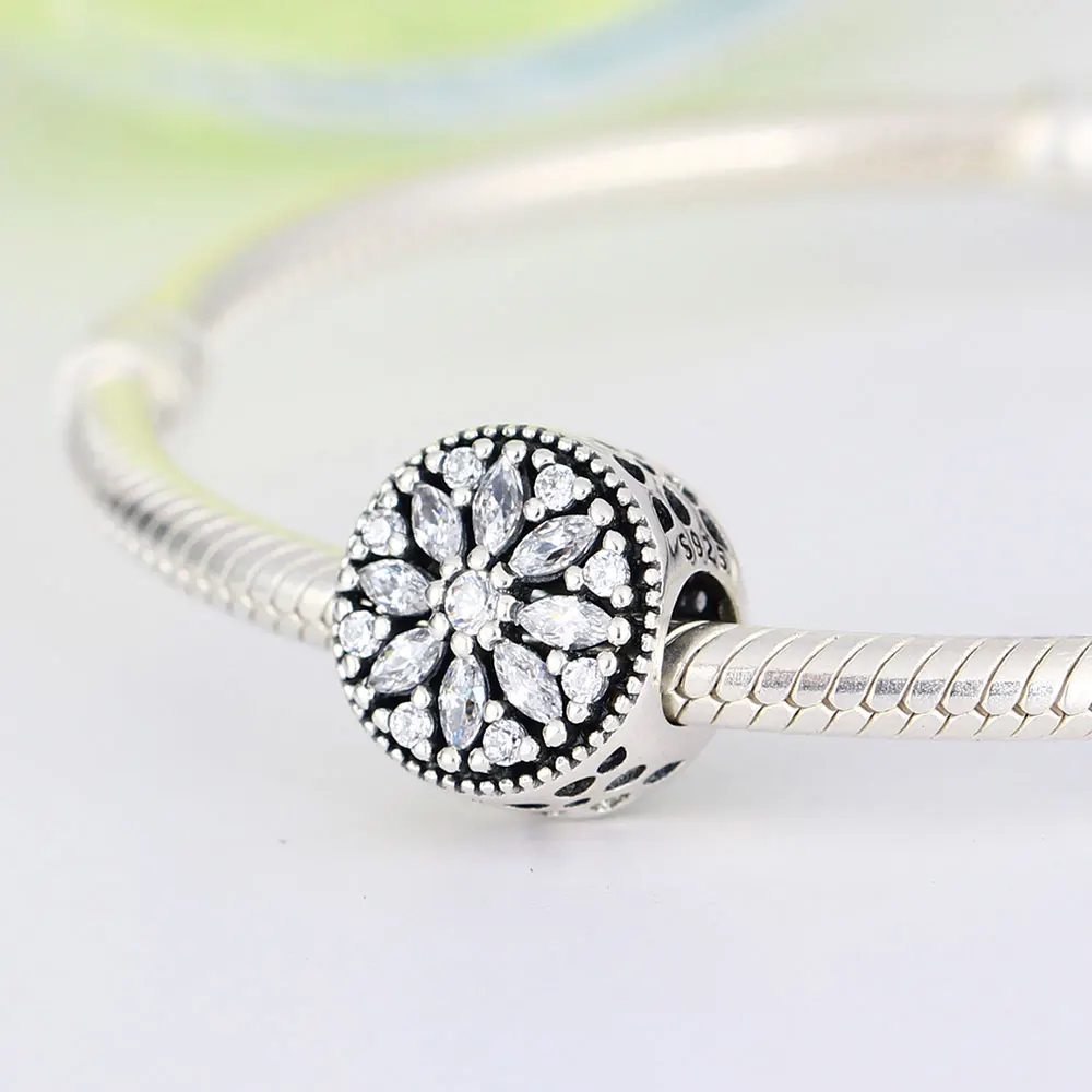 Коллекция весна 2018 прозрачные подвески в виде снежинок с фианитами подходят для