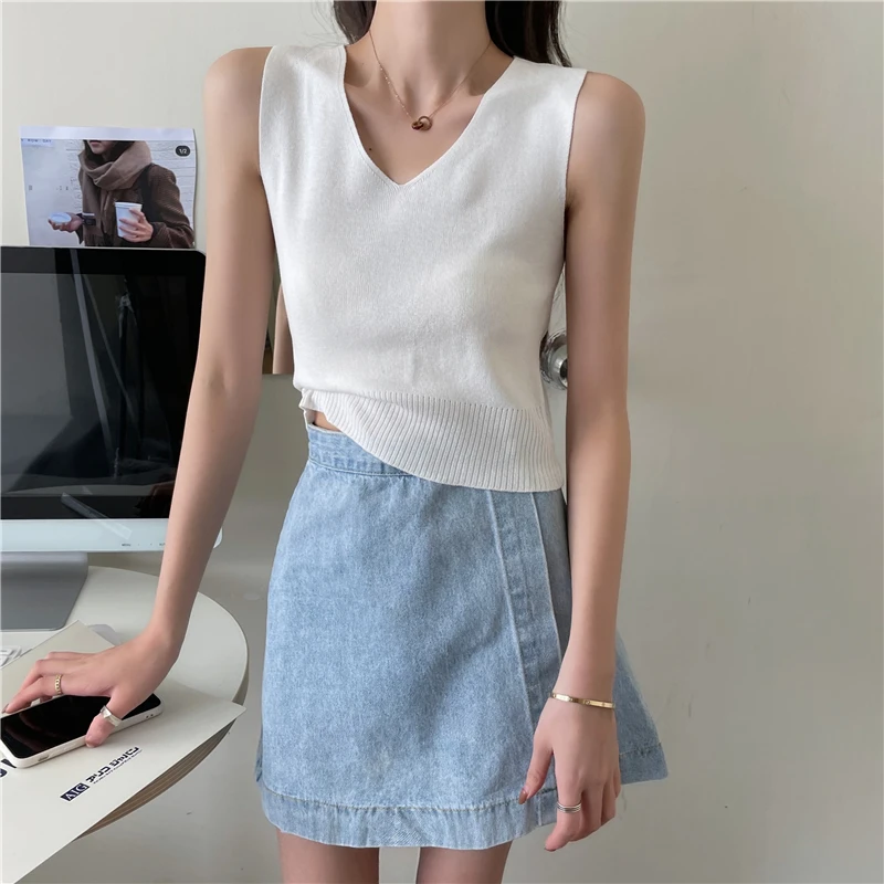 

2021 Spring and Summer New Versatile Sleeveless Inner with a Simple Solid Color V-neck Knitted Elastic Camisole Bottoming Top