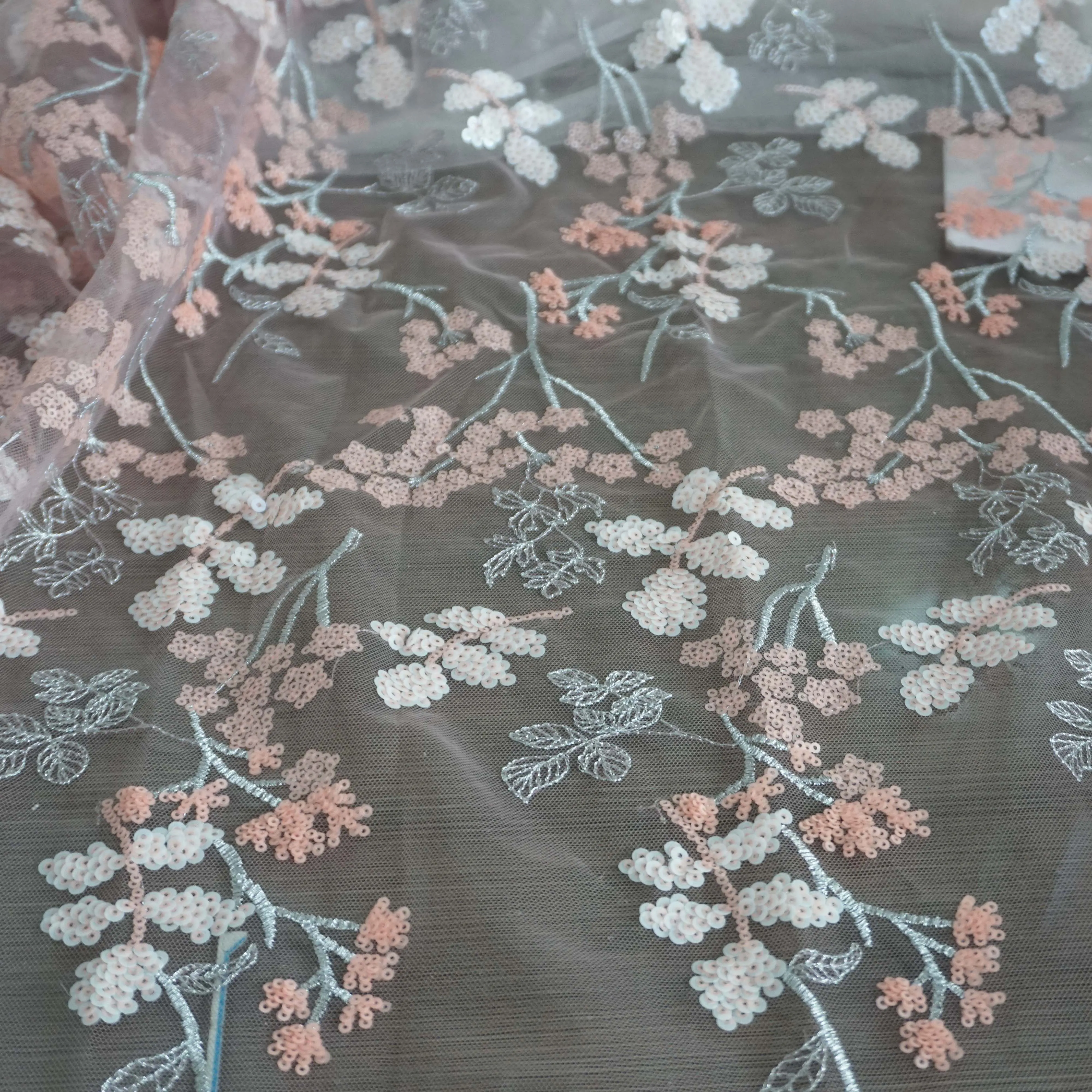 Сетчатая кружевная ткань телесного и розового цвета с маленькими цветами