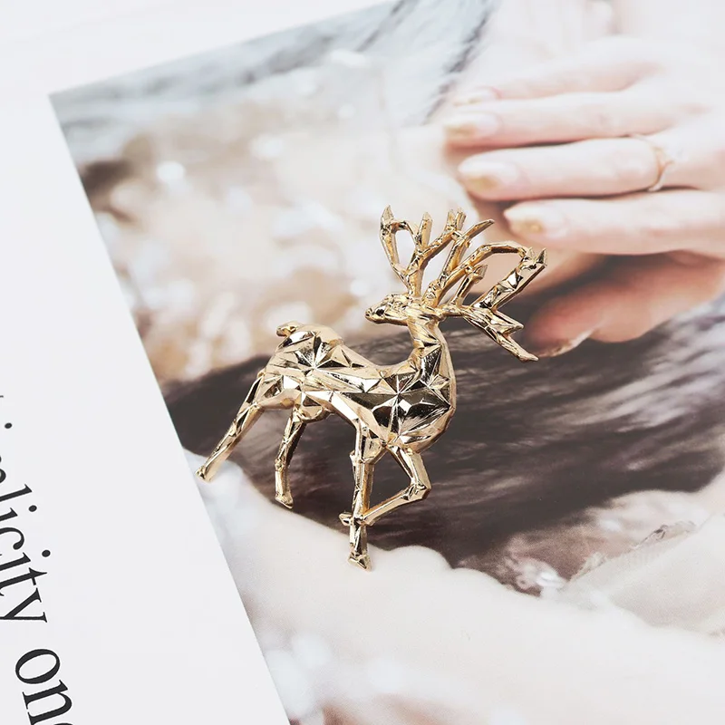 

Exquisite and Cute Gold Christmas Deer Animal Men's Brooch Women's Clothing Versatile Accessories Xmas Pin Female