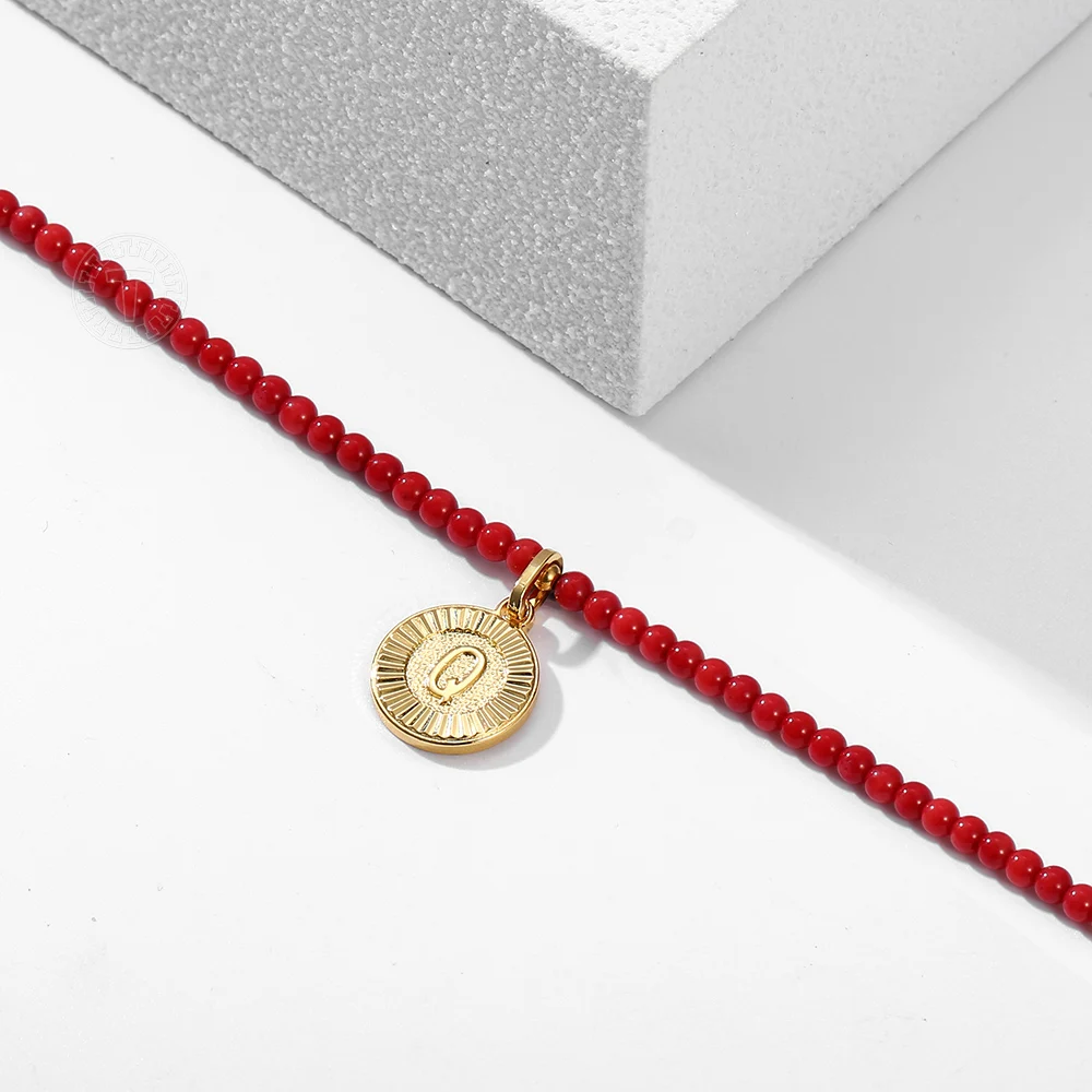 Женское колье с красным коралловым бисером чокер буквенным кулоном и круглым