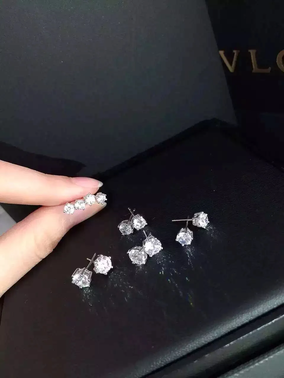 

Женские серьги-гвоздики из серебра 925 пробы с фианитом