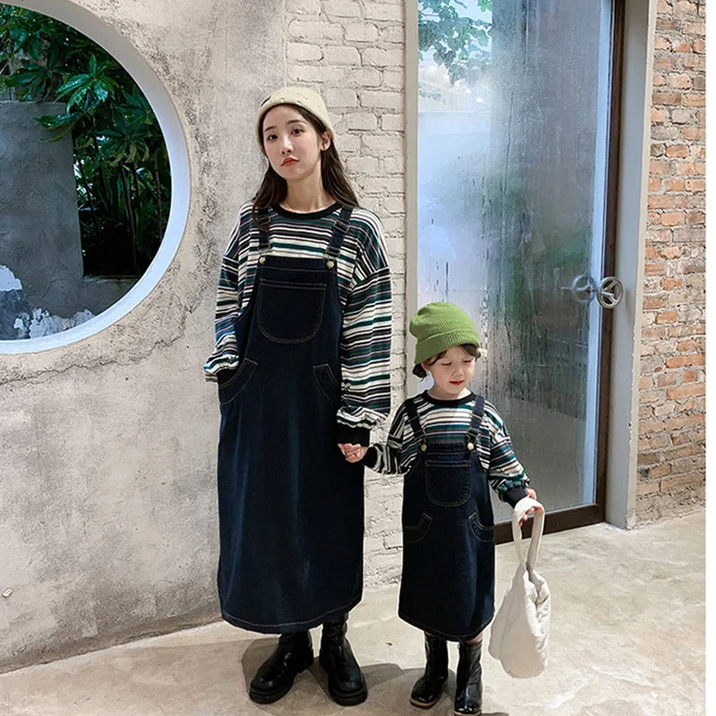 

Новинка Осень 2021, семейные одинаковые наряды HAYANA, джинсовые комбинезоны и топ в полоску с длинным рукавом, семейный костюм