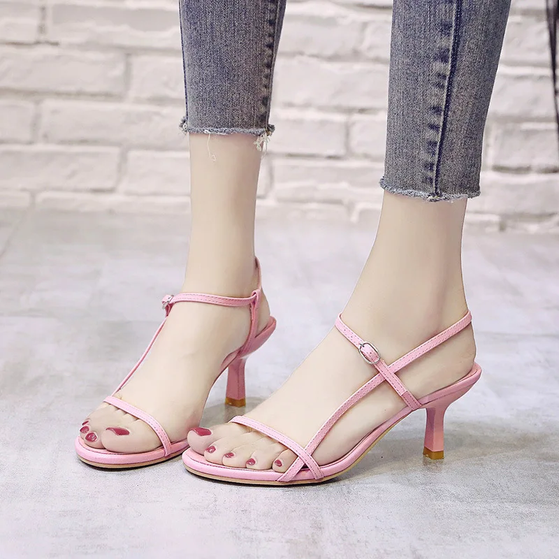 Женские сандалии на тонком ремешке оранжевые босоножки высоком каблуке черные