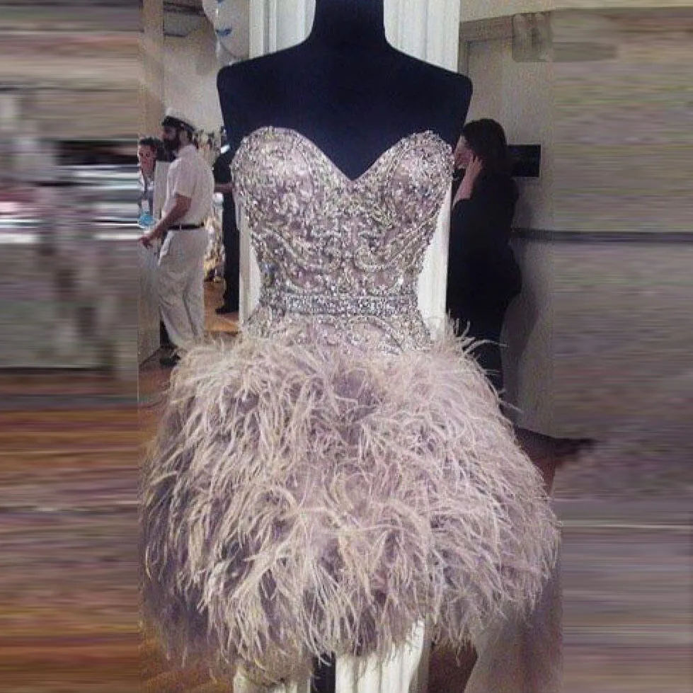 Женское вечернее платье выше колена короткое с перьями открытыми плечами и