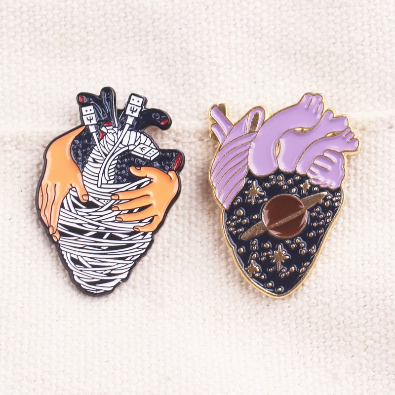 

2 Style Of Anatomical Heart Pin Brooches Metal Hands Zinc Alloy Badges For Clothes Pins For Doctor And Nurse Pin Bag Badge Gifts