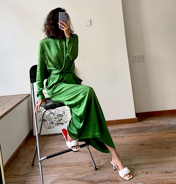 Женское атласное платье макси изумрудно-зеленое с перекрученным поясом