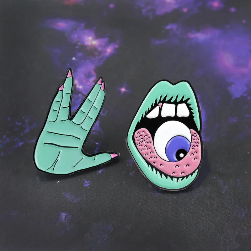 Мультяшные огромные зеленые ручки губы яркие глаза в рту эмалированные булавки