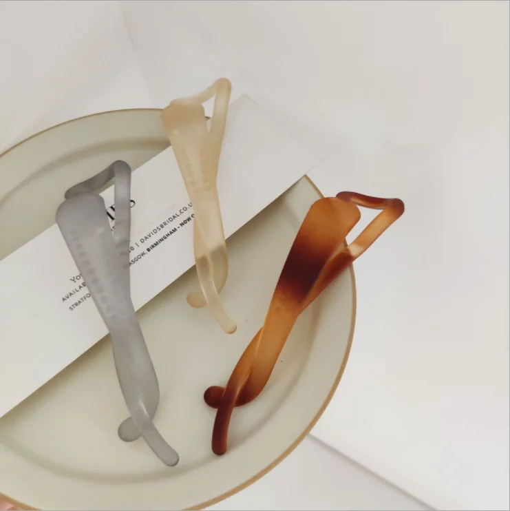 

Женские заколки-бананы с холодным ветром