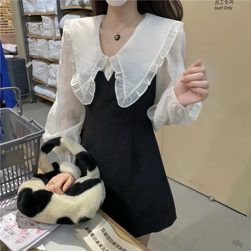 

Осеннее черное облегающее платье с кукольным воротником