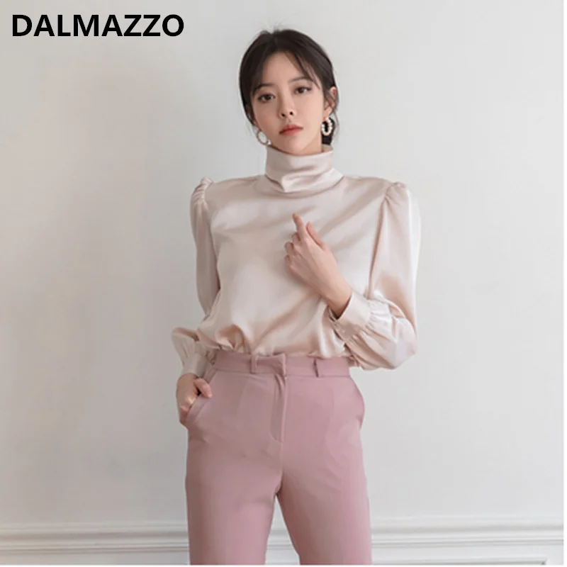 

DALMAZZO, Новое поступление 2021, летняя Женская водолазка с длинным рукавом, блузки большого размера, Модная шелковая Глянцевая атласная рубашка...