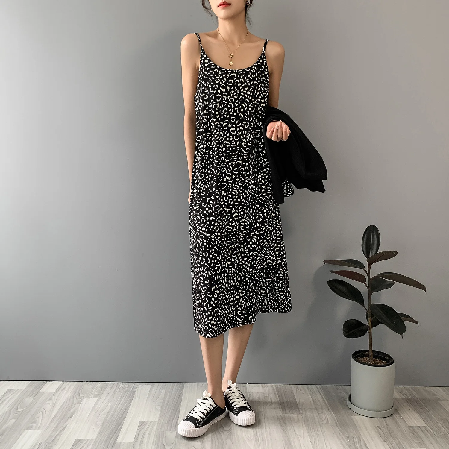 Женское длинное платье без рукавов элегантное с леопардовым принтом лето 2021 |