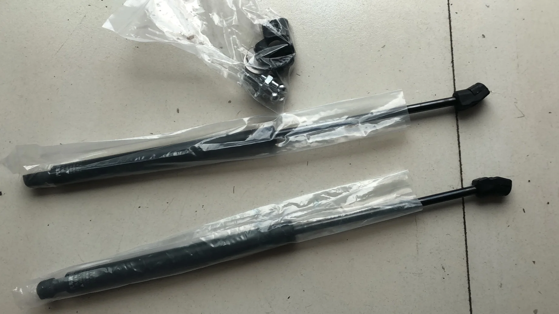 

(1pair/set) Gas strut for front engine cover hood for Chinese SAIC ROEWE RX5 GS Autocar motor parts