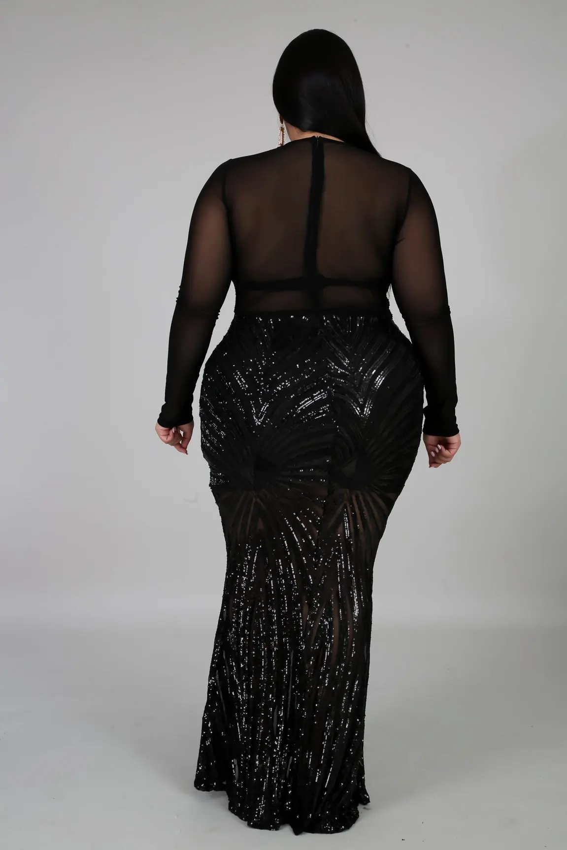 Женское длинное облегающее платье макси черное с круглым вырезом красного цвета