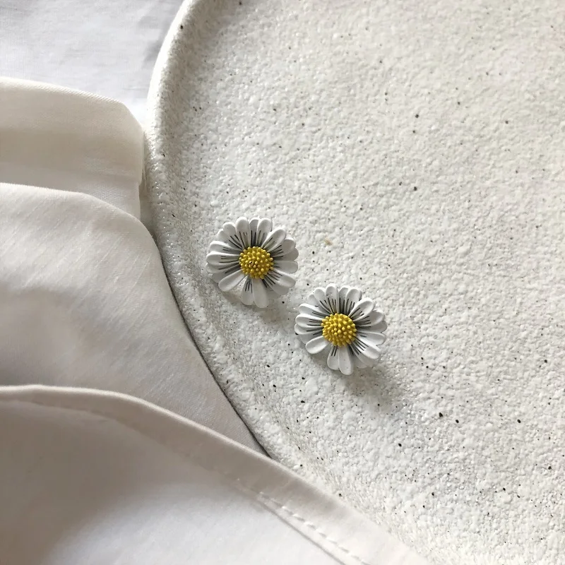 

Fashion Lovely Multicolor Small Daisy Earrings Flower Stud Earrings For Women Girls Elegant Cute Earrings Jewelry Gift