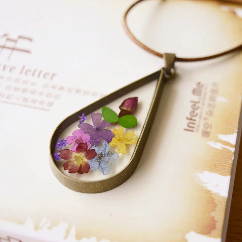 

Handmade Natural Dried Flowers Resin Pendant Necklace Waterdrop Vintage Bronze Frame Leather Rope Necklace Women Jewelry