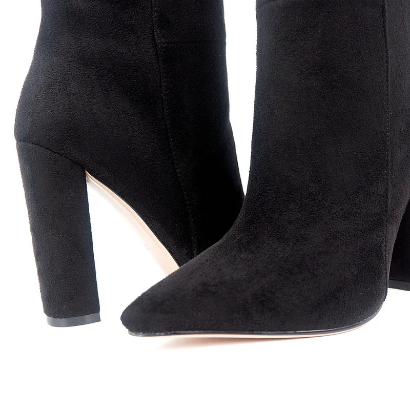 Женские сапоги выше колена с острым носком на массивном каблуке | Обувь