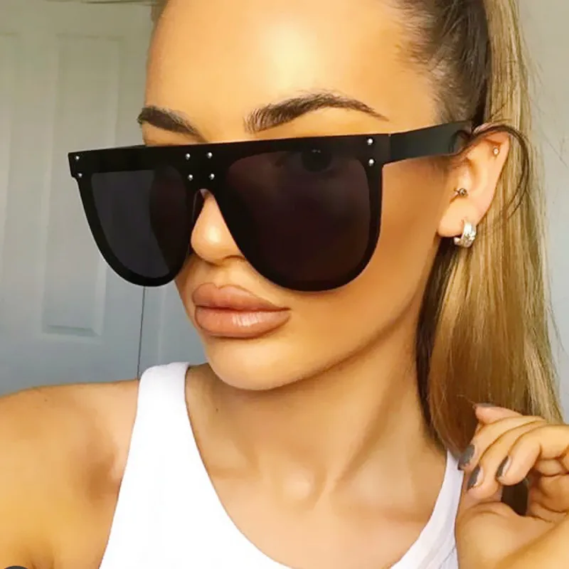 

Очки солнцезащитные женские цельные, зеркальные, в винтажном стиле, плоская заклепка, с круглыми линзами, с защитой от ультрафиолета, чёрные...