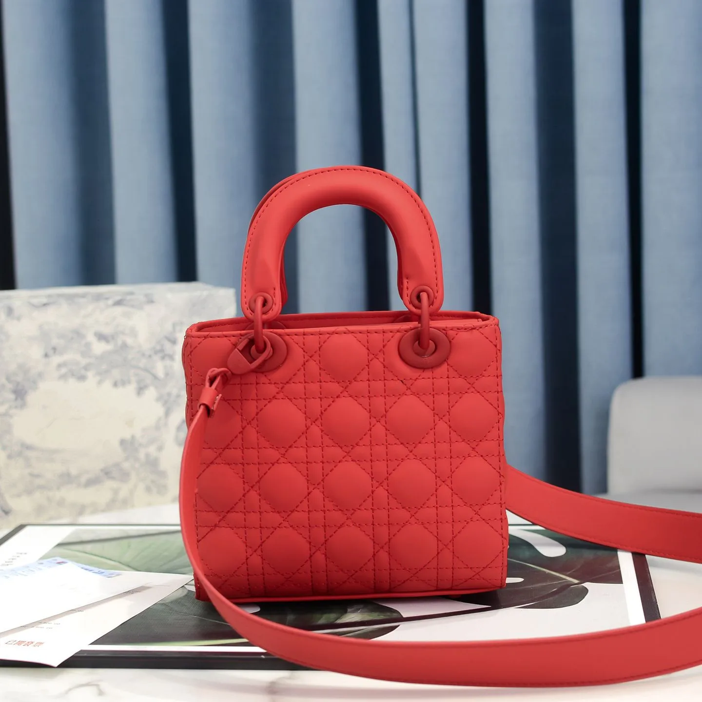 

Famous luxury brand five-cell frosted rattan check cow leather flip-top handbag, high-quality brand shoulder bag