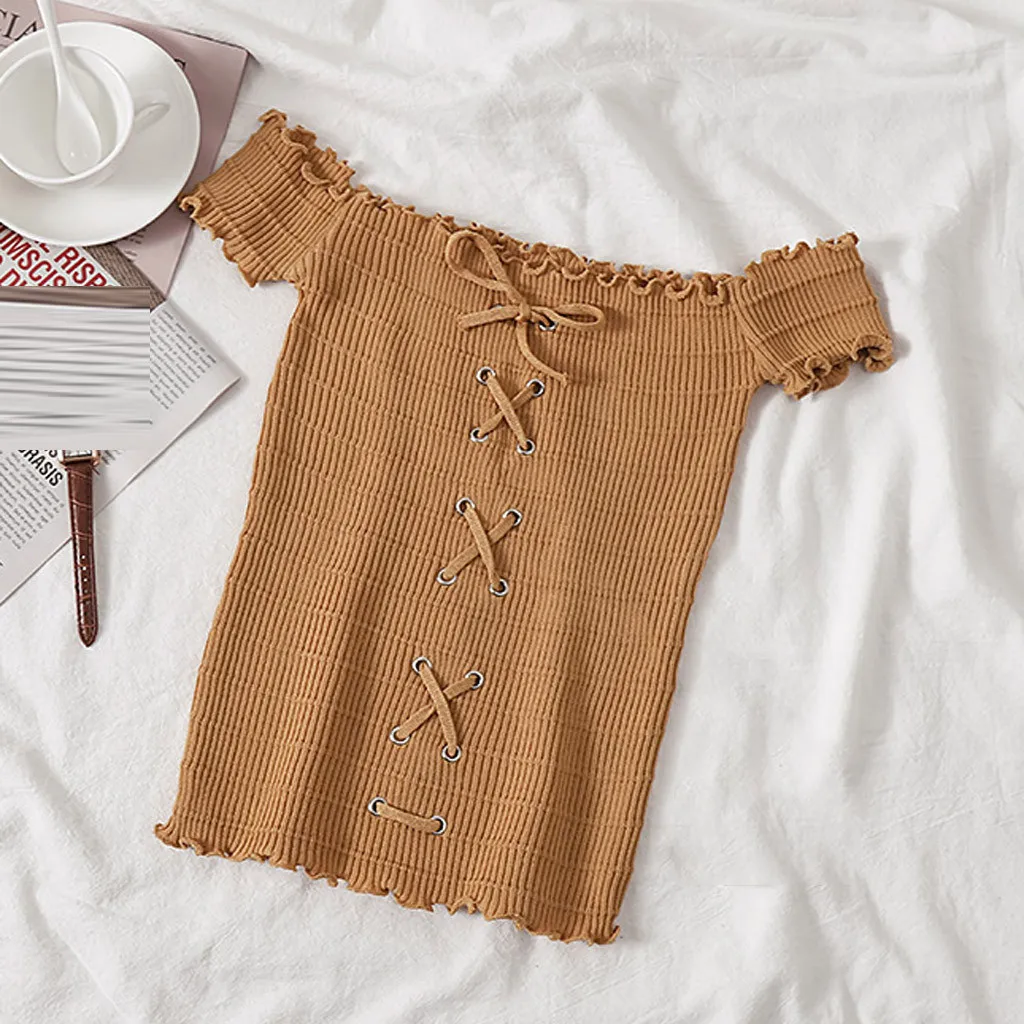 Женский трикотажный топ с коротким рукавом открытыми плечами и вырезом лодочкой