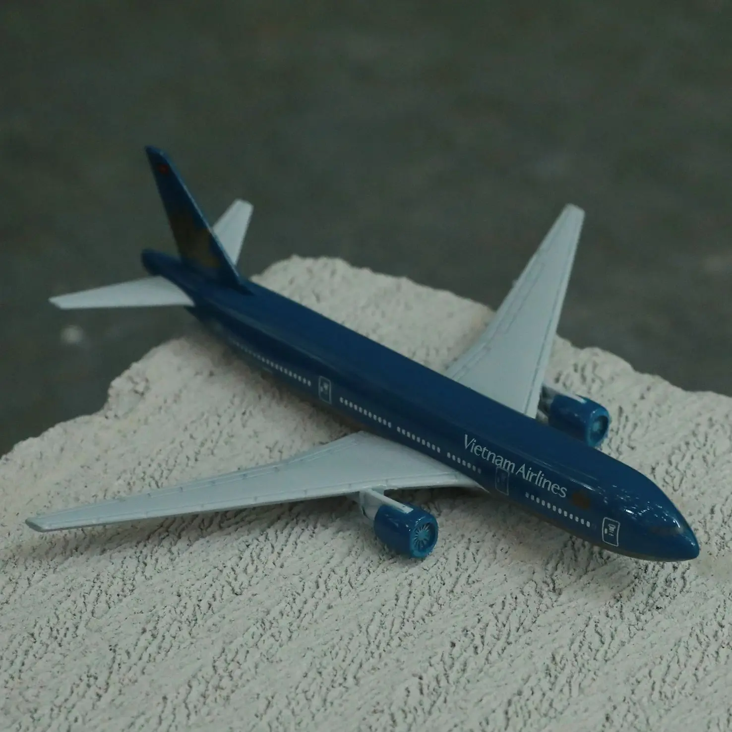 

Vietnam Airlines Boeing 777 Airplane Diecast Aircraft Model 6" Metal Plane Aeroplane Office Decor Mini Moto Toys for Children