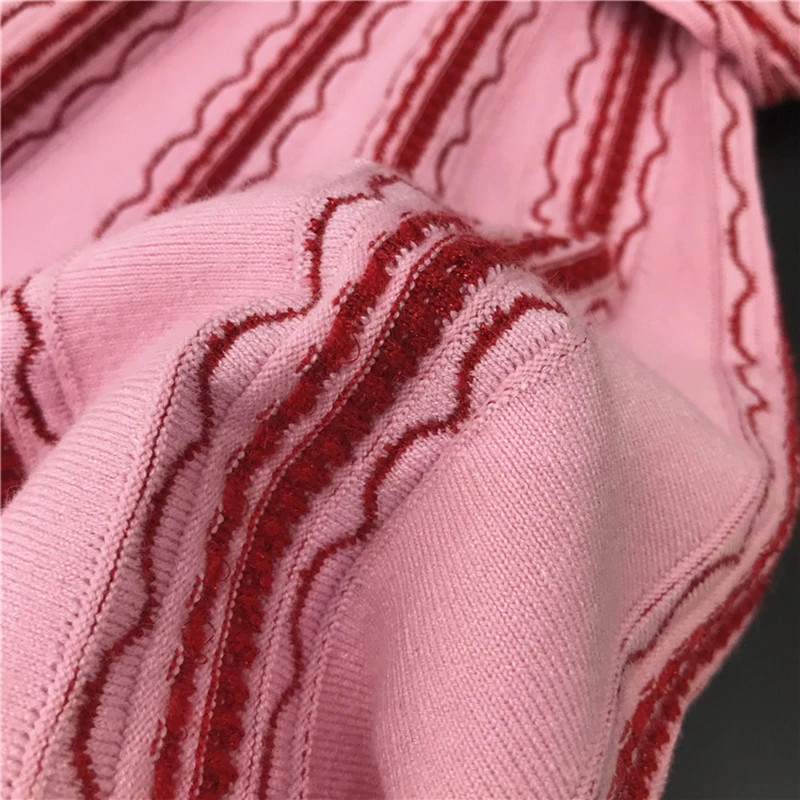 Осенне зимнее трикотажное платье с длинным рукавом и о вырезом геометрическим