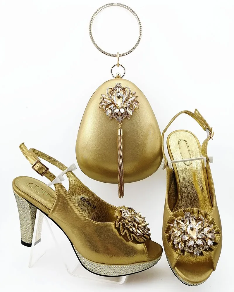 Самые популярные золотые женские туфли-лодочки с украшением из кристаллов