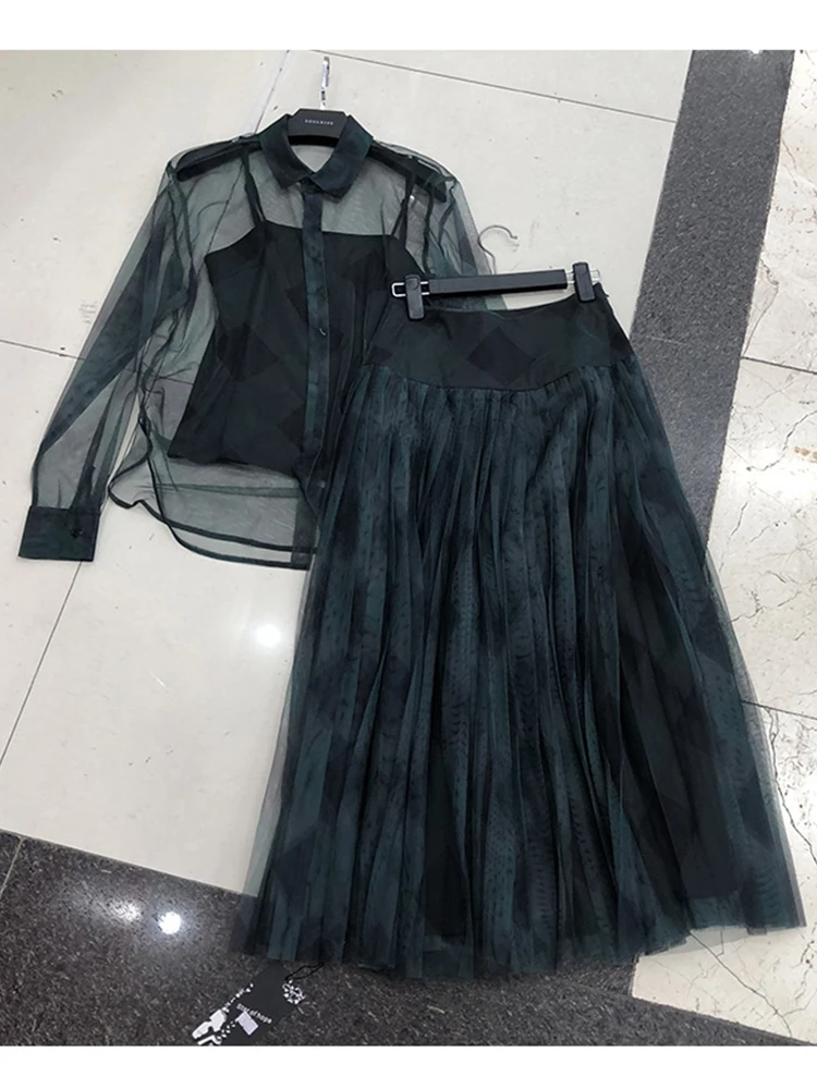 Женский прозрачный костюм из двух предметов рубашка с вырезом и геометрическим