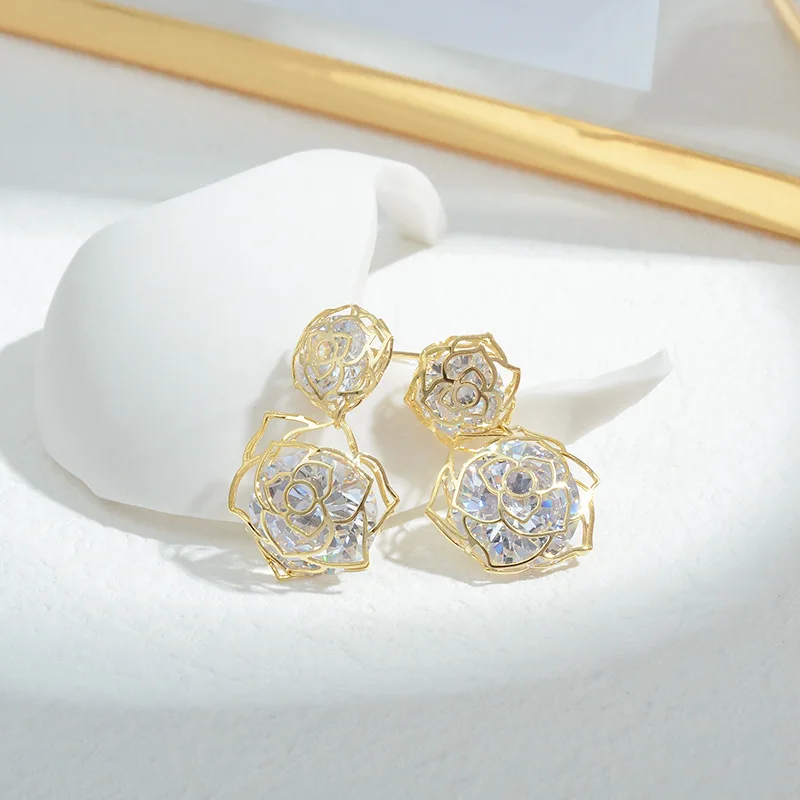 

Wholesale Korean Fashion Zircon Hollow Petal Stud Earrings Women's Sterling Silvers Needle Eardrops Jewelry