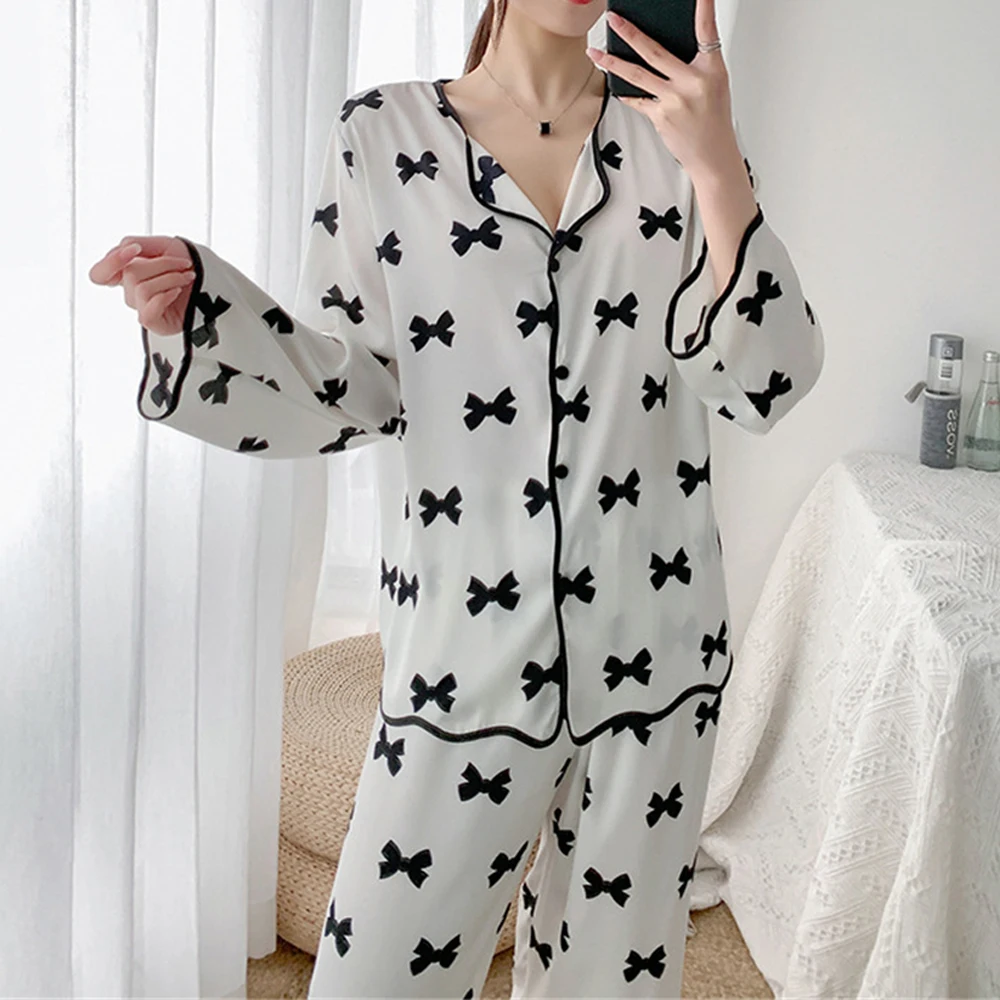 

Костюм Пижамный женский атласный из вискозы с длинными рукавами и пуговицами