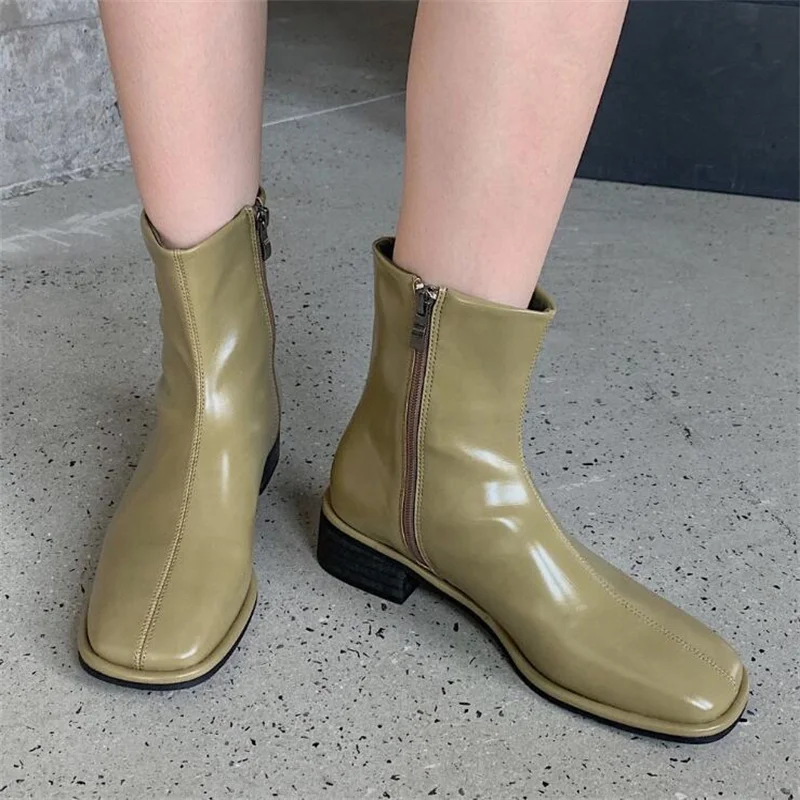 

Новые короткие ботинки с квадратным носком для женщин на толстом каблуке на толстой подошве с боковой молнией в стиле ретро из лакированной...