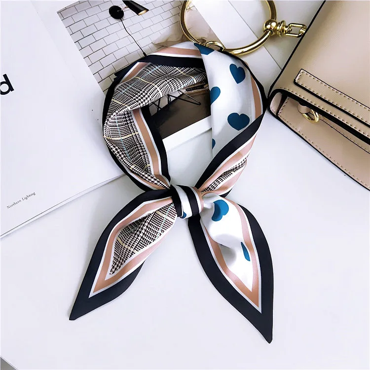 Женский шарф с острым носком на весну-осень |