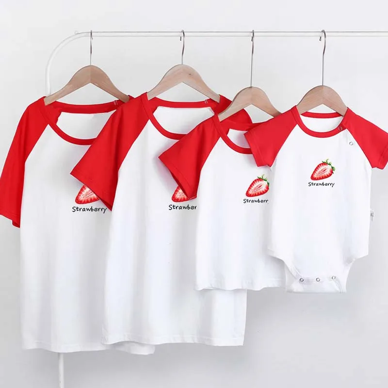 

New Summer Family Matching Clothes Father Mother Son Daughter Kids Strawberry Print T-shirt Baby Bodysuit Korean Cotton Clothing