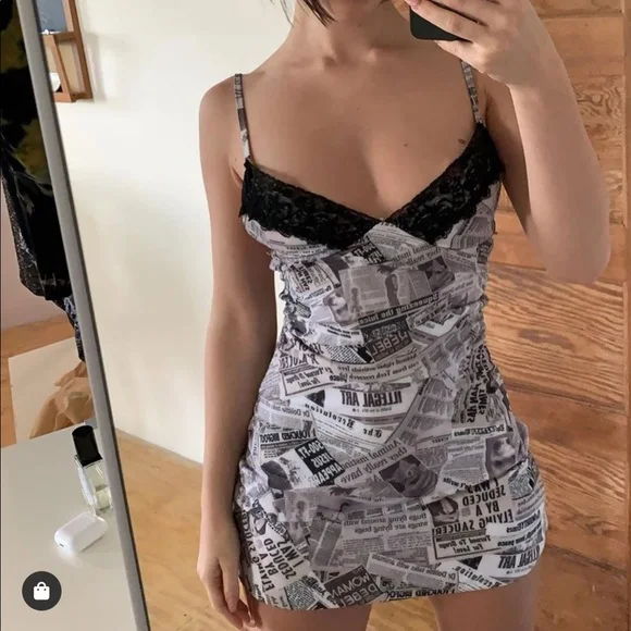 

Платье на бретельках женское, с контрастной кружевной отделкой, V-образным вырезом и газетным принтом, Y2K