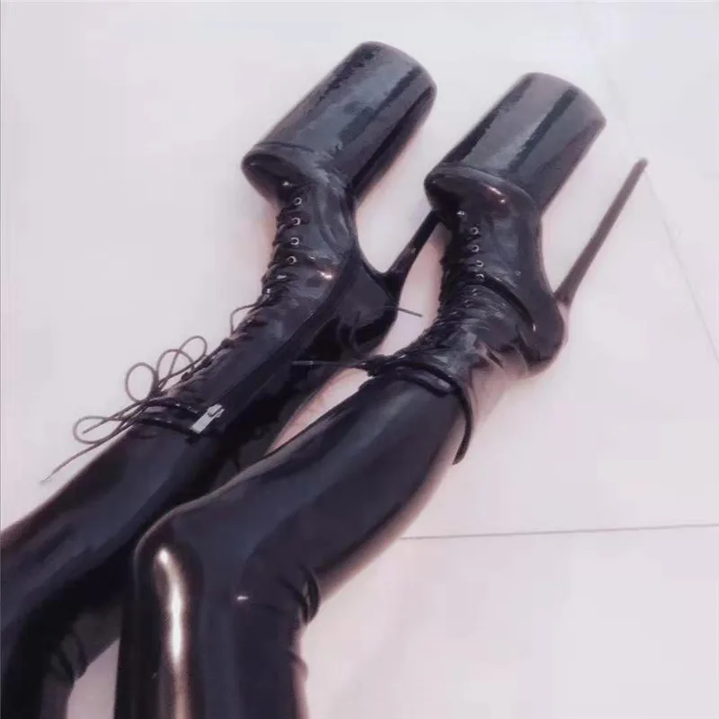 Привлекательные женские ботинки на платформе и очень высоком каблуке для