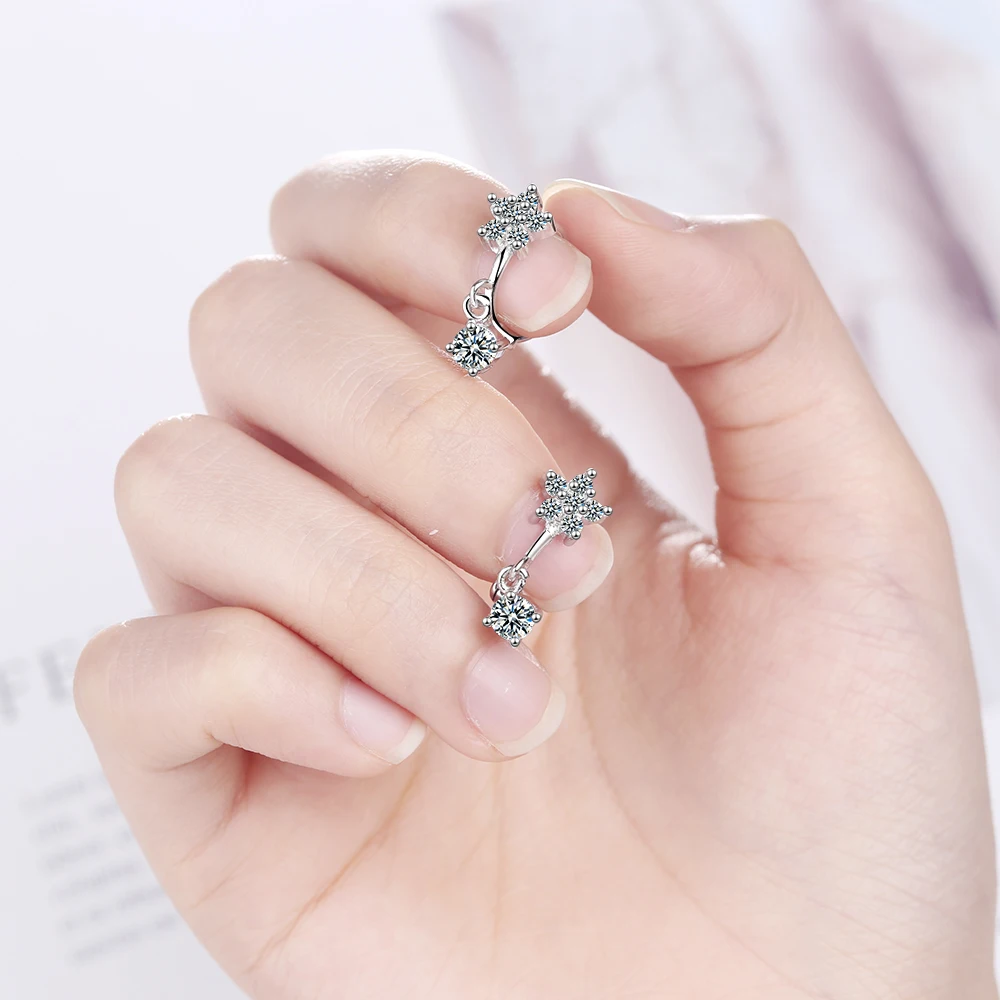 Женские серьги-кольца с прозрачным фианитом и пятью лепестками | Украшения