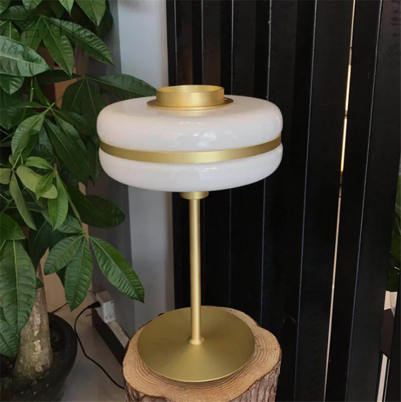 Современная легкая стеклянная настольная лампа для образца комнаты гостиной