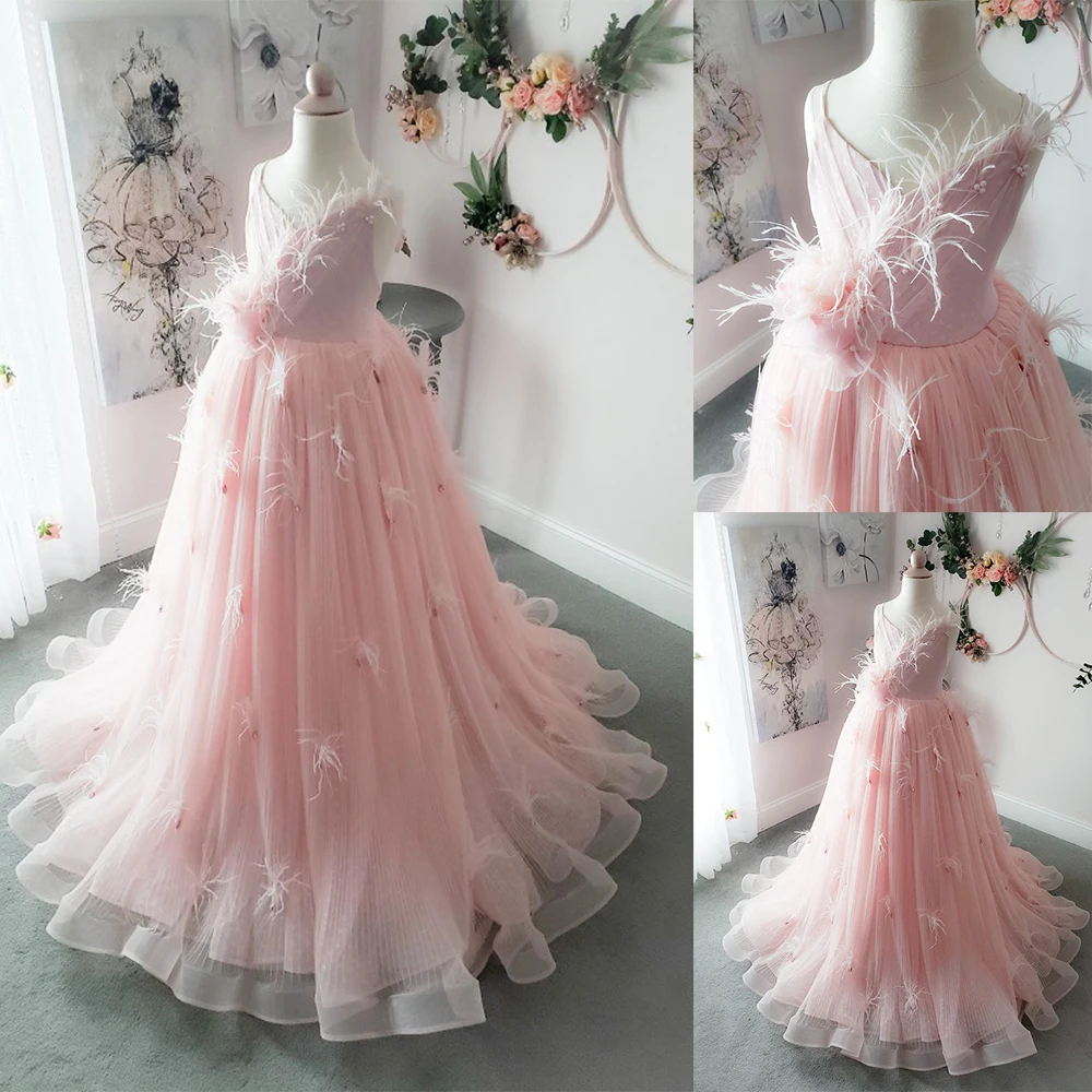 

Gorgeous 2020 Flower Girls Dresses Ruffles Feather V Neck Little Girl Dresses Vintage Communion Pageant Dresses Gowns